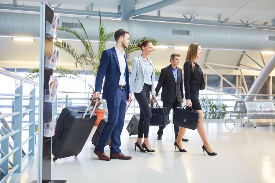 groupe-de-pros-à-laéroport